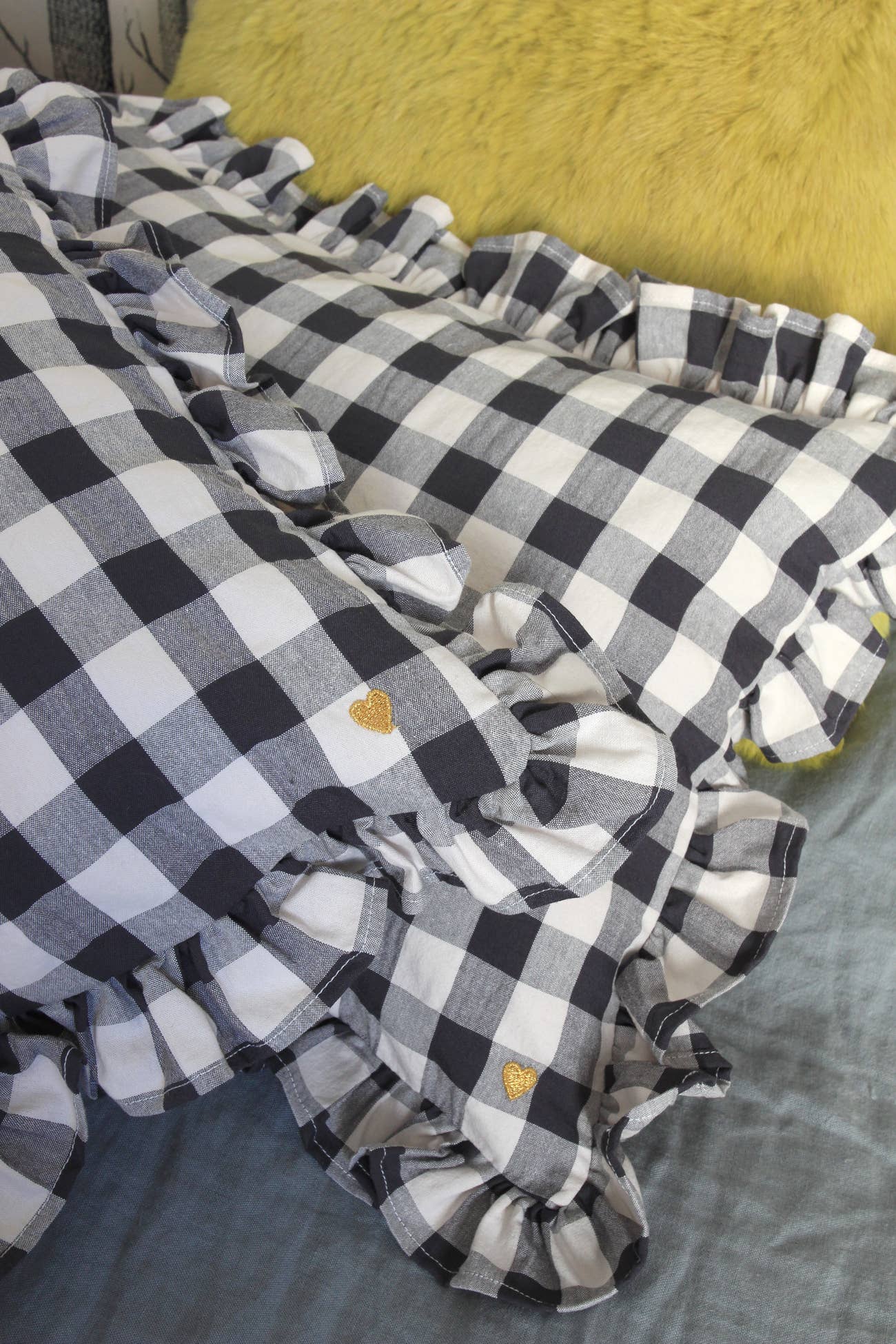 Coussin vichy brodé avec volant BARNABÉ AIME LE CAFÉ