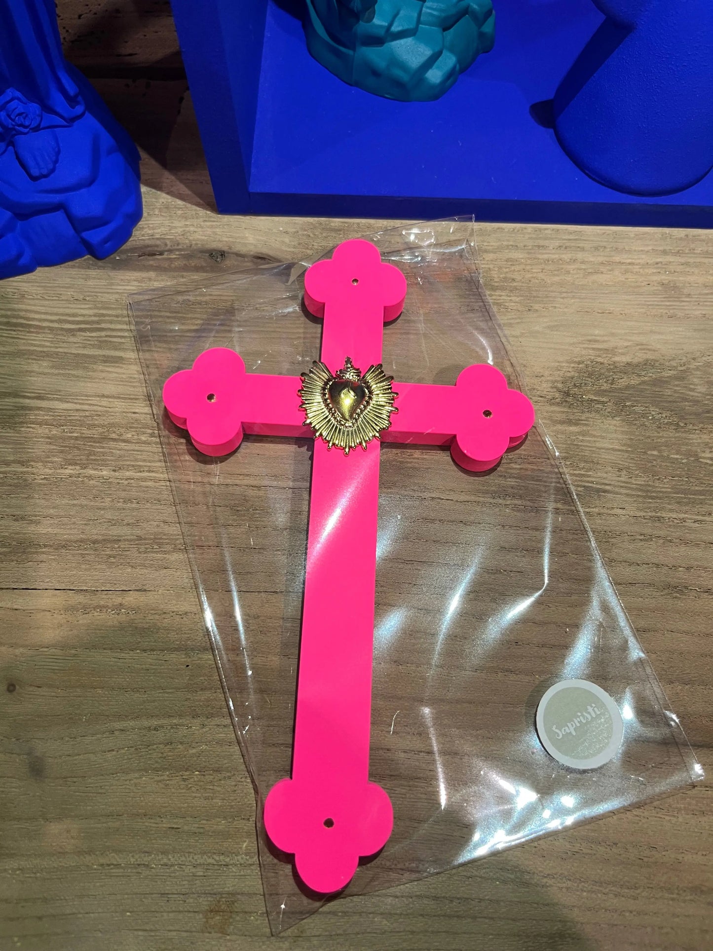 Crucifix ex-voto rayonnant rose fluo Atelier MSV