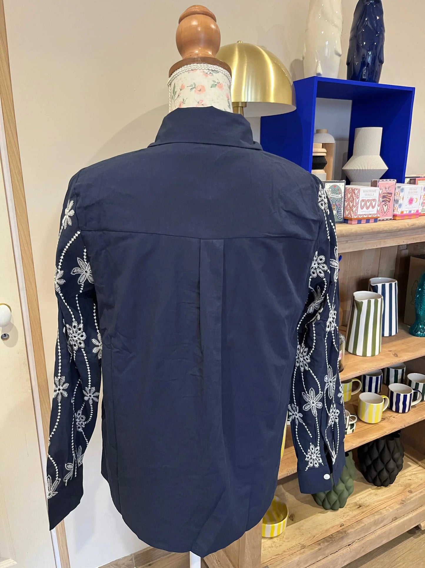 Chemise foncée fleur blanche S/M Atelier MSV