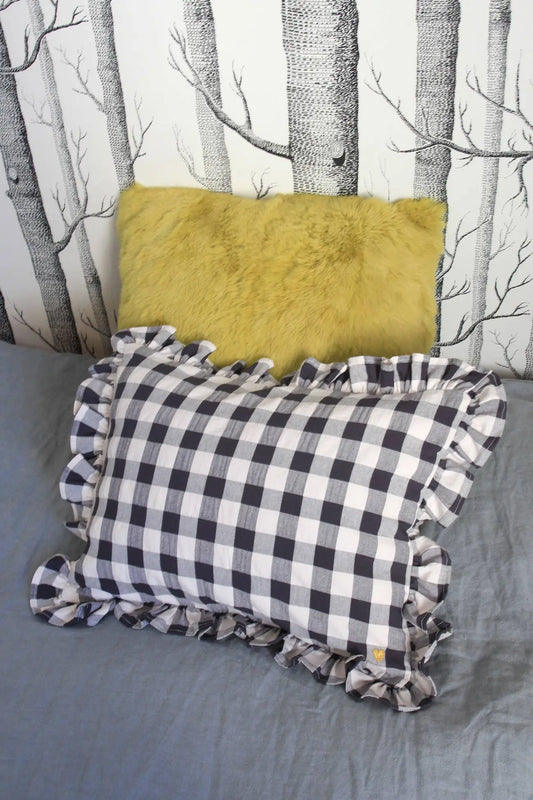 Coussin vichy brodé avec volant BARNABÉ AIME LE CAFÉ