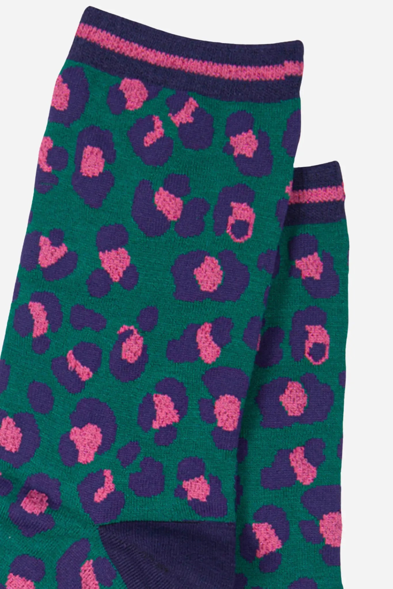 Chaussettes pour femmes en bambou à imprimé léopard vert et rose, hauteur cheville Sock Talk