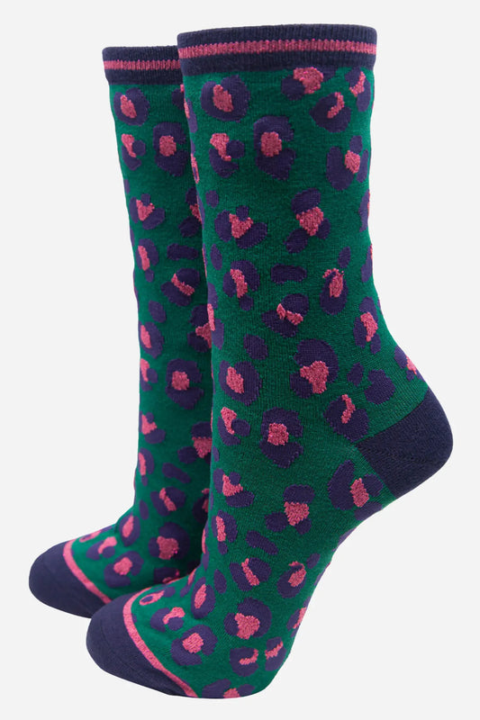 Chaussettes pour femmes en bambou à imprimé léopard vert et rose, hauteur cheville Sock Talk