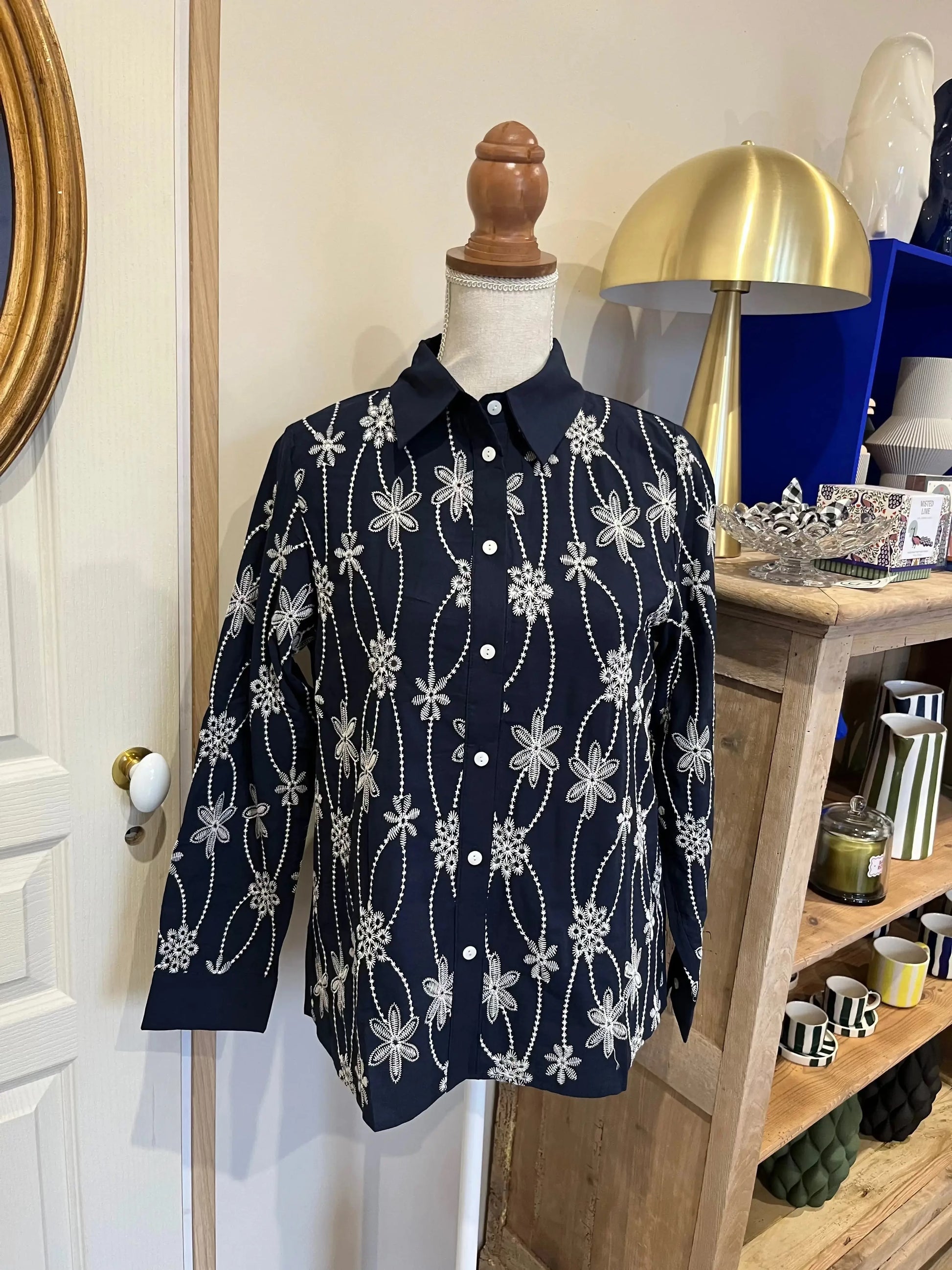 Chemise foncée fleur blanche S/M Atelier MSV