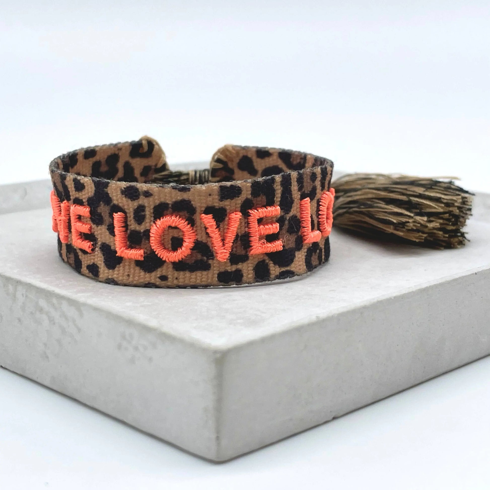 Bracelet tendance LOVE LOVE LOVE tissé et brodé Parsley & Pepper